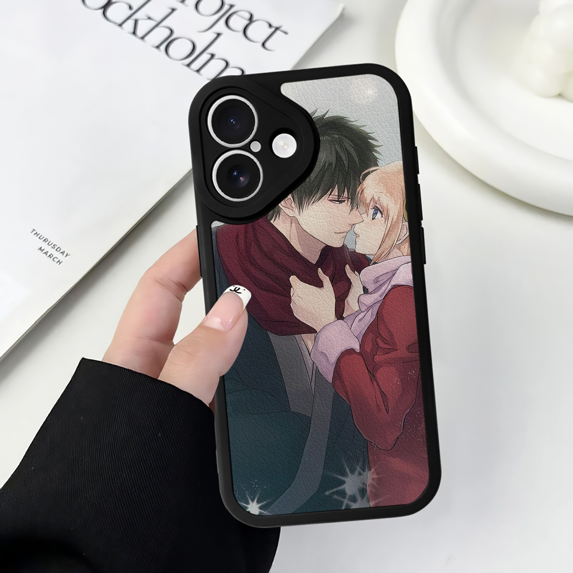 （画像用） ぎんたま 坂田銀時（さかたぎんとき） 神楽 志村新八（しむら しんぱち） GINTAMA Sakata Gintoki Kagura Shimura Shinpachi 【iPhone 16シリーズ対応】シリコンスマホケース（レザー調） 材質：シリコン